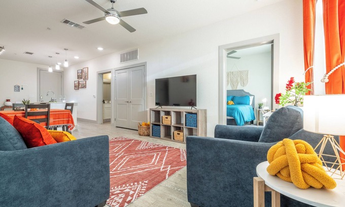 Downtown San Antonio Apartment | Top Floor Riverwalk 2bdrm Apartment Gem! King bed, Pool, Gym & Free Parking