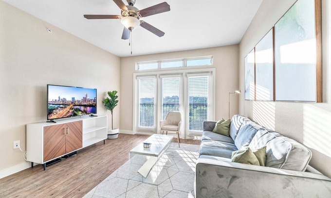 Montopolis Apartment | Top Floor SoCo 2BR King Suite | 8 mins to Downtown