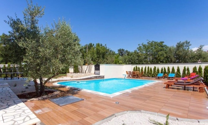 Nova Vas Apartment | Top furnished apartment with pool near Porec