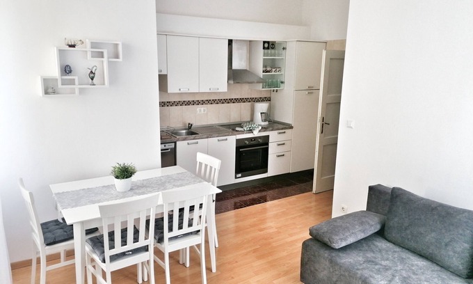 Bacvice Apartment | Top location (150 m- Bacvice, 400 m-Diocletian’s Palace, 5-minute walk to ferry)