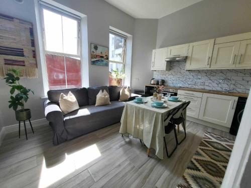 Victorian Quarter Apartment | Top Location - Newly Refurbed 2BD Sleeps 6 W Loft
