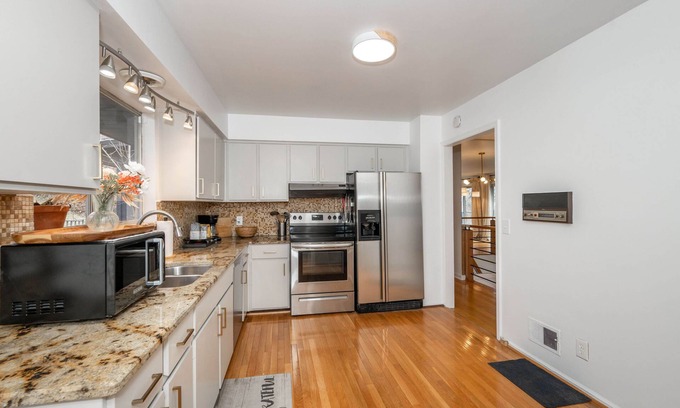 Roselawn Finance House | Top Notch City Escape – A Fusion of Rest and Fun, Just Minutes to Downtown!