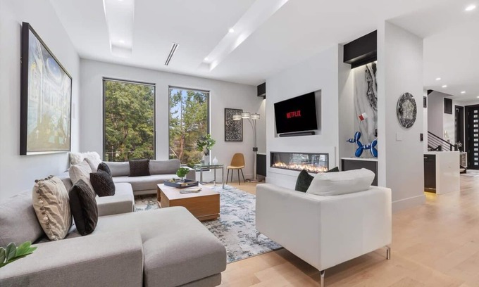 Virginia Square House | Top of The Hill/Luxury Clarendon 4-BR Homestay