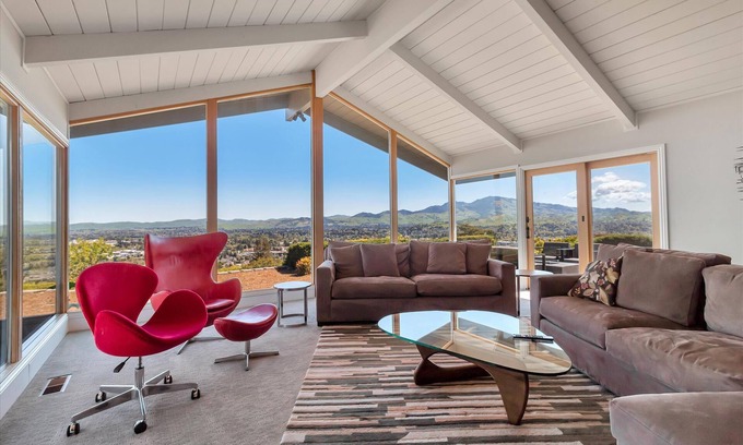 Overlook House | Top of the Hill Private Estate, Quiet, downtown in 5 min. Monthly rates