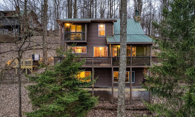 Walnut Mountain Cabin | *Top of Walnut Mtn* Hot Tub,Game Room, Fire Pit