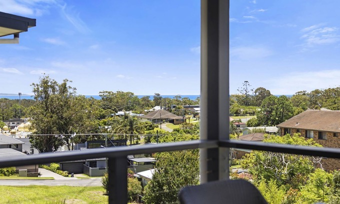 Woolgoolga House | Top Town Terrace - short walk to town center