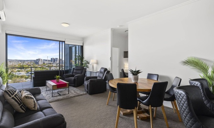 Kangaroo Point Apartment | Tope Floor Two Bedroom Unit with Wifi & Parking