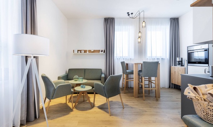 Wismar Apartment | Topmodernes Eck-apartment mit Hafenblick und Fußbodenheizung im Hafen von Wismar