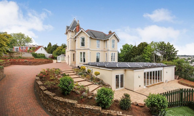 Torquay City Centre Villa | Torbay Rise Seaside Villa with outstanding family facilities