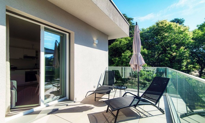 Como Apartment | Torno: Three-room apartment with balcony and easy access to public transport in