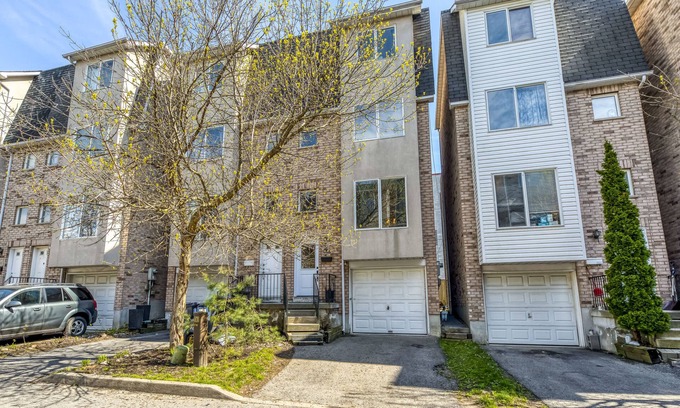 East Danforth House | Toronto Beach House - 5 Bed Home Near Main Subway Station
