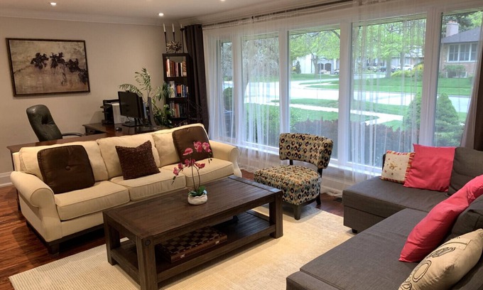 West Deane Park House | Toronto Charming 3 Bedrooms House Close to Airport
