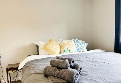 Vaughan House | Toronto Deluxe Room-BEST LOCATION-FREE PARKING& WIFI