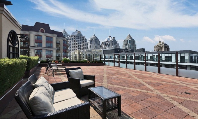 Bayview Village Condo | Toronto Furnished Condo - Modern 1 Bed, 1 Bath Corner Suite. 6 month+ Stays