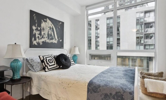Humber Bay Shores Apartment | Toronto Getaway! 2bed 2bath Lake at your door