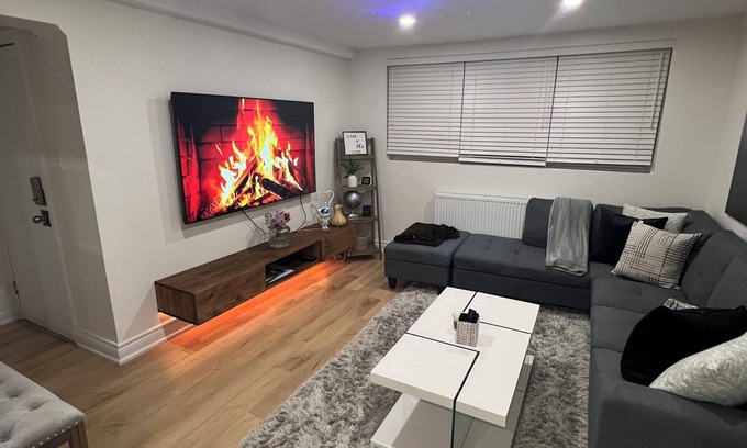 York Apartment | Toronto Home-Basement Apartment