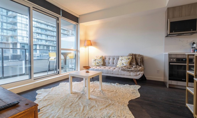 Downtown Toronto Condo | Toronto Luxury Condo Rental – Posh Suite with City Views & Great Amenities