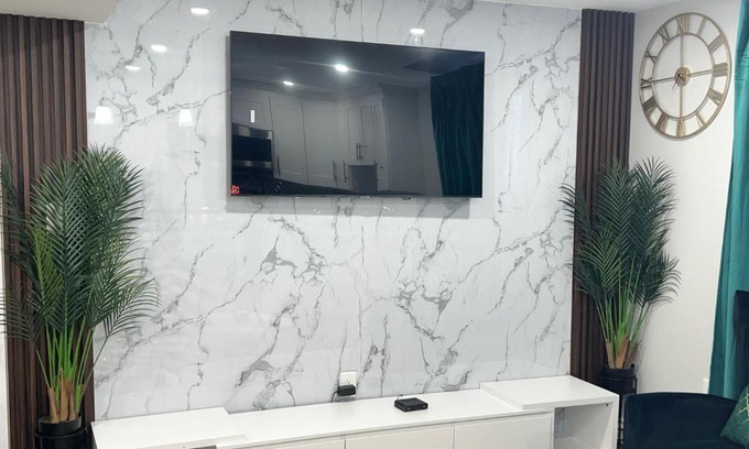 Brampton Apartment | Tosam Luxury Lodge Two Bedroom Suite