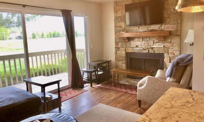 Park Meadows Condo | TOTAL RENOVATION - SKI CHALET 3BR/2BA SLEEPS 8 - GORG MTN VIEW, ON FREE BUS LINE