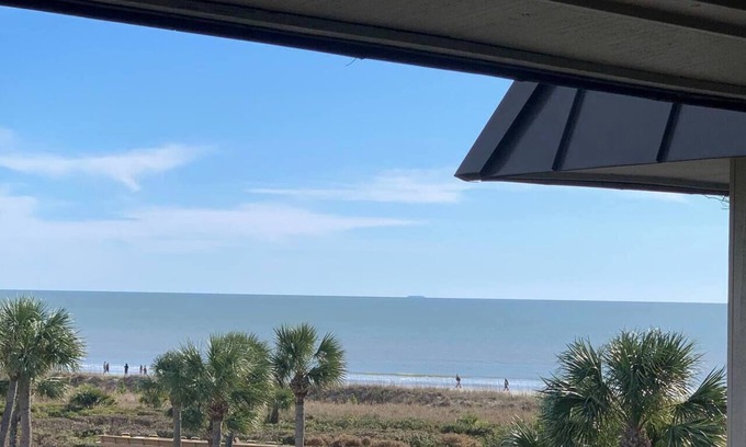 Hilton Head Island Condo | Totally Beachin' Coligny OceanViews w/Bikes/chairs