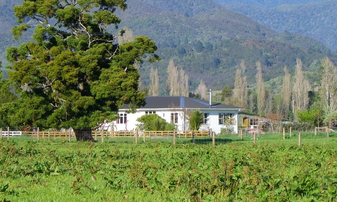 Takaka House | Totara Glen Farmhouse - Takaka Holiday Home