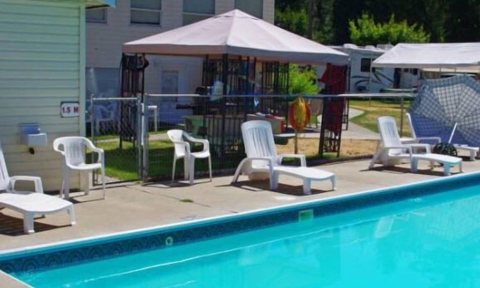 Christina Lake Hotel | Totem Motel & Resort