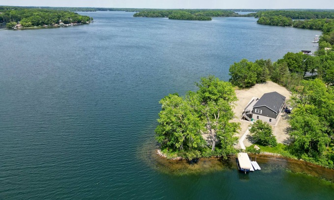 Annandale House | Totem Pole Point on Lake Sylvia