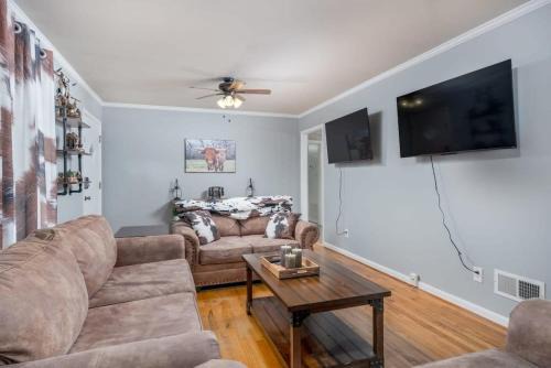 Northport House | Touchdown Townhouse: Your Home near Stadium