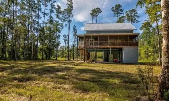 Inglis House | Touched by the Cedars Cabin near Cedar Key