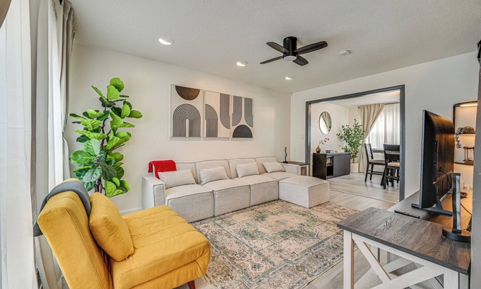 Hartford House | Townhome 1 Mi to Colt Park & Industrial District!
