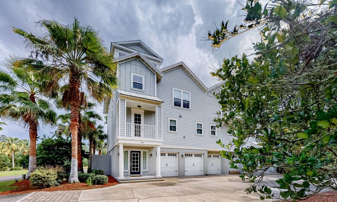 St. Marys House | Townhome near river with central AC, washer/dryer, & 2 balconies - dogs welcome