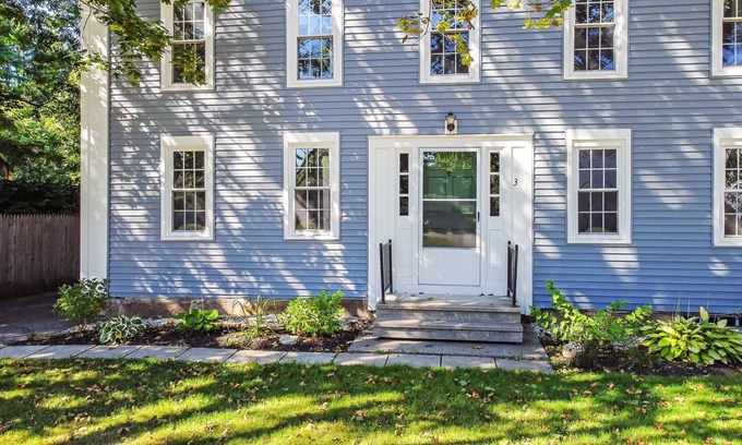 Topsham House | Townhome offering sunlit living spaces, just mins from Maine St, Brunswick.