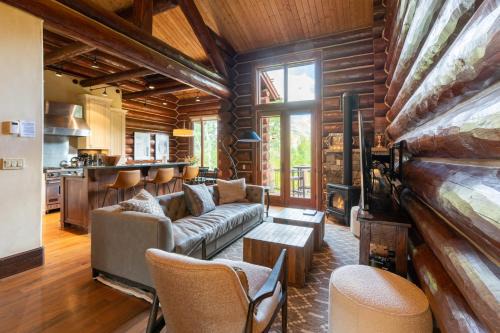 Mountain Village House | Townhome on the Creek 135 by AvantStay Ski In Ski Out Home w Hot Tub
