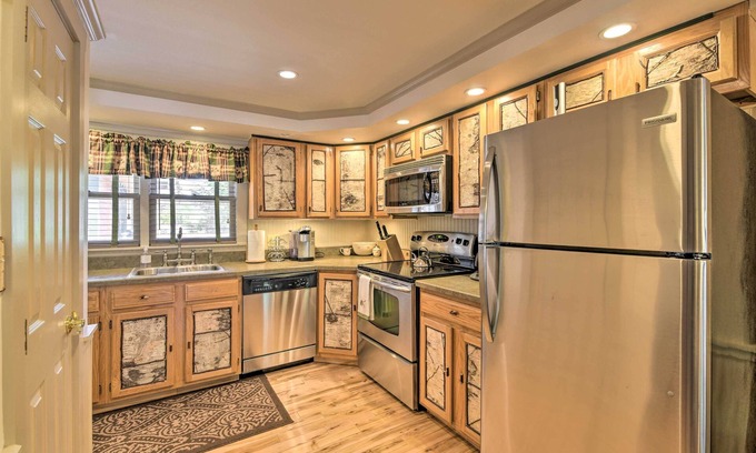Hillcrest Apartment | Townhome w/Deck: Walk to Mirror Lake & Main St!