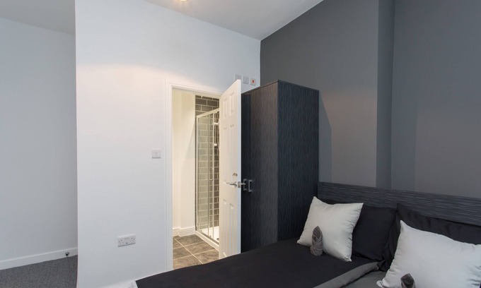 Crewe House | Townhouse @ 101 Catherine Street Crewe - Double Ensuite