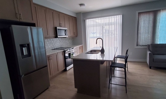 Ottawa Division House | TOWNHOUSE 2 BED 1.5 BATH PLUS BASEMENT - AIR BEDS AVAILABLE FOR BASEMENT