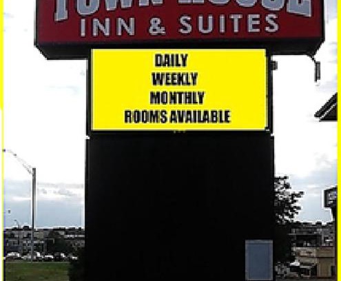 West Omaha Hotel | Townhouse Inn & Suites Omaha