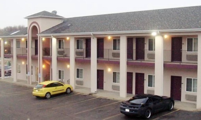 West Omaha Hotel | Townhouse Inn & Suites