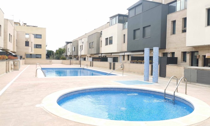 Cubelles House | Townhouse with communal pool ideal for families