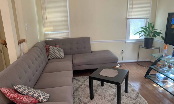Newington House | Townhouse with free parking