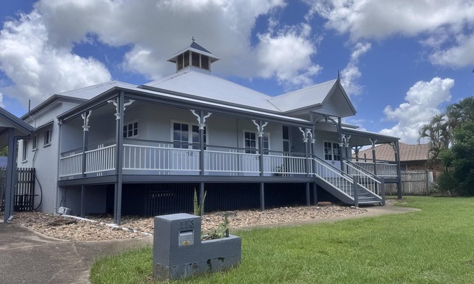 Annandale House | Townsville Apartments & Homes On Riverpark Drive - Executive 4 bedroom house in Annandale