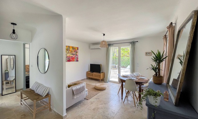 Pernes-les-Fontaines House | Très Jolie Maison 100 % Cosy et Confortable Avec un bel Extérieur et Jacuzzi!