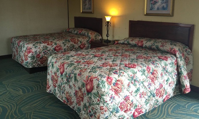 Mount Laurel Hotel | Track & Turf Motel