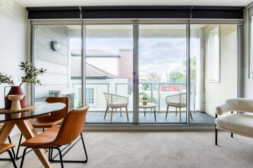 Moonee Ponds Apartment | Trackside Escape by Moonee Valley Racecourse