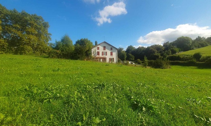 Lohitzun-Oyhercq House | Traditional Basque house with views of the hills