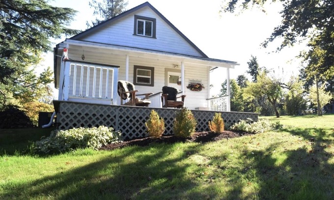 Duncan Cottage | Traditional cottage in a very quiet rural area close to town.