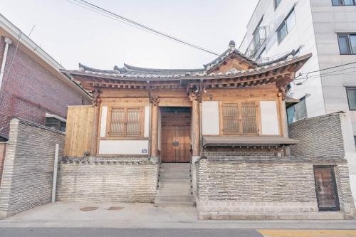 Hyehwa Villa | Traditional family Hanok, Moonlight Fragrance