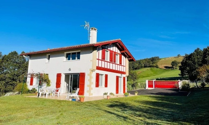 Ainhoa House | Traditional house on 1500 m2 between Ocean and Mountains (classified village)