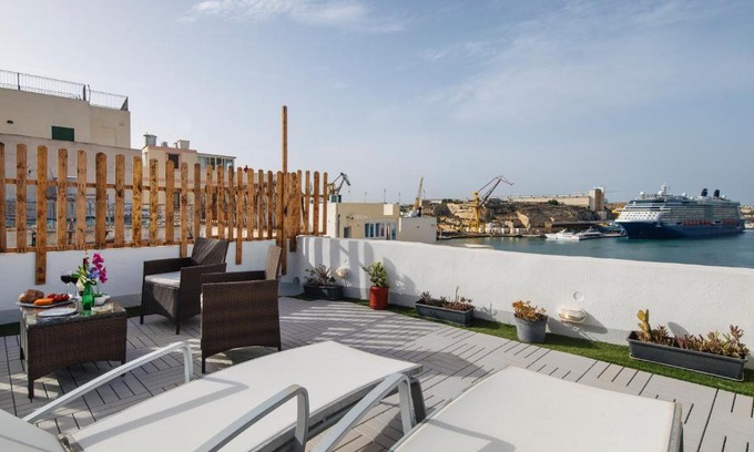 Senglea House | Traditional Maltese Townhouse - Close to Sea