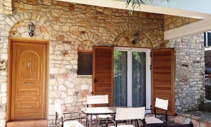 Mathia Apartment | Traditional stonehouse